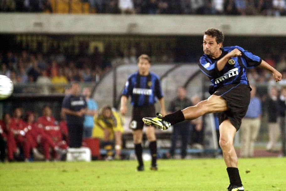 Al ritorno dai mondiali di Francia Roberto Baggio torna a giocare a Milano, ma stavolta con l&#39;Inter, dove rester solo due stagioni. Nella foto, il suo secondo gol durante lo spareggio con il Parma per l&#39;accesso alla Champions League, 23 maggio 2000 (Ansa)